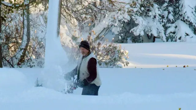 بفلو شہر میں بدھ کو چھ فٹ تک برف پڑنے کی پیش گوئی تھی اور مزید برفانی طوفان سے حالات مزید خراب ہونے کا خدشہ ہے۔