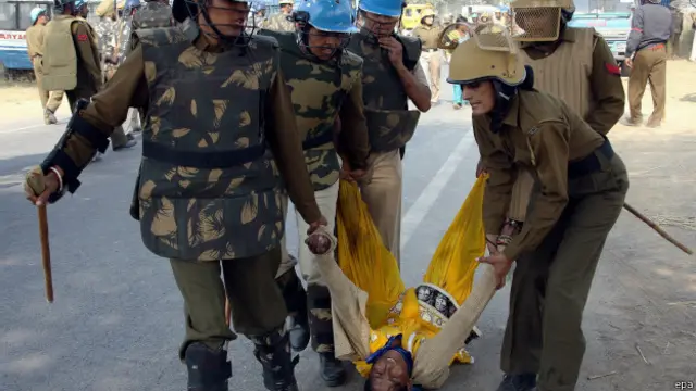 रामपाल के समर्थक को ले जाती पुलिस