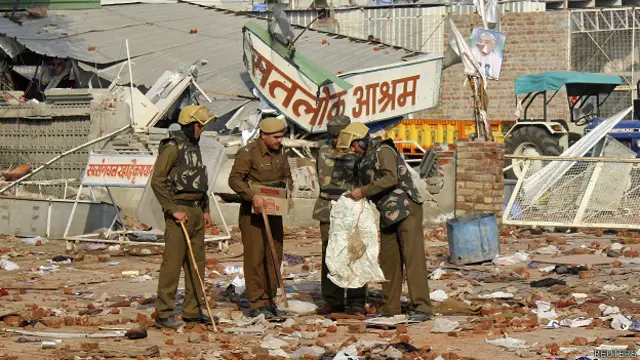 रामपाल के आश्रम में पुलिस