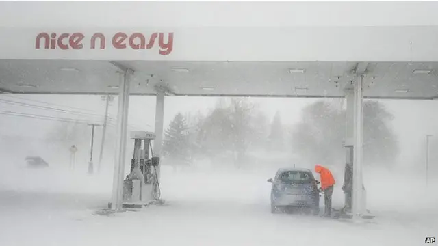 纽约车辆被风雪困在路上