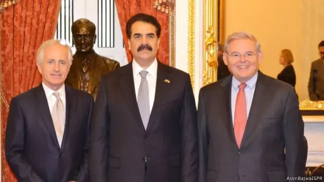 سینیٹر روبرٹ میننڈس اور سینیٹر رابرٹ كوركر کی شریف صاحب کے ساتھ تصویریں دیکھیں گے تو لگے گا کہ دونوں سینیٹروں کو ابھی ابھی نشان پاکستان دینے کا اعلان کیا گیا ہو