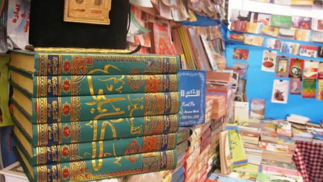 په ایران کې د کاغذ د بیې لوړیدل، د افغانستان سیاسي بدلونونه او دا چې په ګمرکونو کې د کتاب د واردولو مالیه نه ده معاف شوې د کتاب د قیمت د لوړیدو لاملونه ګڼل کیږی.