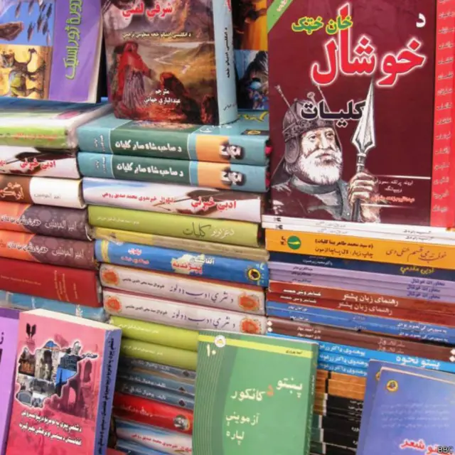 څو ورځې وړاندې په کابل کې د پوهنتون محصلينو کتابونه واټونو په خوا کې ايښي و او خلک يې مطالعې ته هڅول.