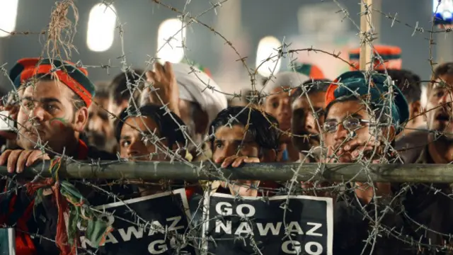 عمران خان کے لاڑکانہ جلسے کا میزبان بااثر انڑ خاندان ہے جو اب تک پیپلز پارٹی، مسلم لیگ ن اور ق سے ہوتا دوہتا تحریکِ انصاف میں ڈیرہ ڈال چکا ہے