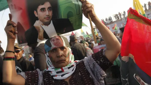 بھٹو خاندان کے روایتی گڑھ لاڑکانہ میں اجتماع کرنے کا فیصلہ سندھ میں تحریکِ انصاف کی جارحانہ سیاسی حکمتِ عملی کا غماز ہے