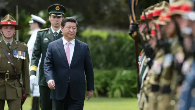 习近平检阅仪仗队