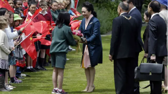 习近平夫人彭丽媛接受新西兰小学生鲜花。