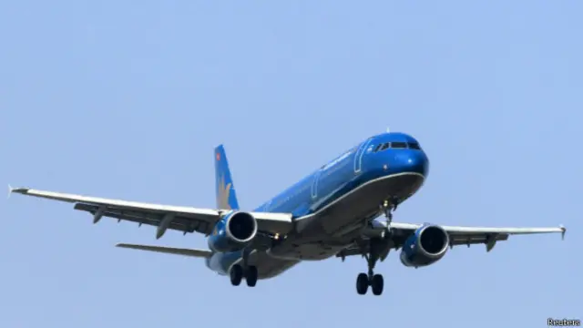 Vietnam Airlines nói chiếc trực thăng quân sự đã cắt ngang mũi máy bay của hãng này ở khoảng cách chỉ 60m