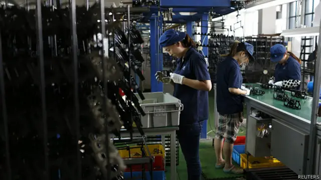 江苏丹阳一家汽车零部件厂的生产车间（8/7/2014）