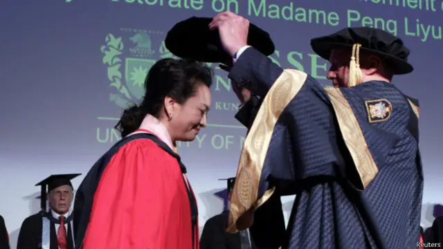 彭丽媛获颁荣誉博士。