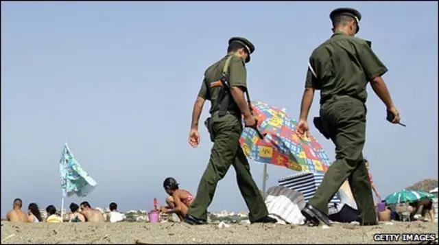 警察在阿爾及爾海濱巡邏