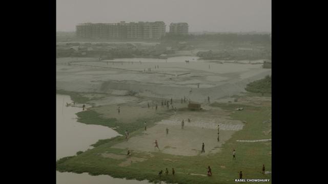 Edificios urbanos creciendo en medio del río Buriganga, Hazari Bag, Dkaka, Bangladesh. Rasel Chowdhury