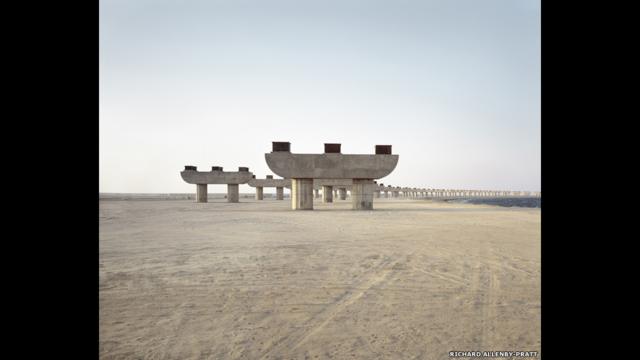 Abandoned Island Development’. (Complejo isleño abandonado) Dubai, United Arab Emirates )EAU). Richard Allenby-Pratt