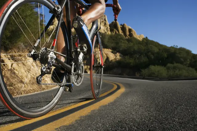 Las bicicletas de carretera permiten recorrer muchos kilómetros a más velocidad.
