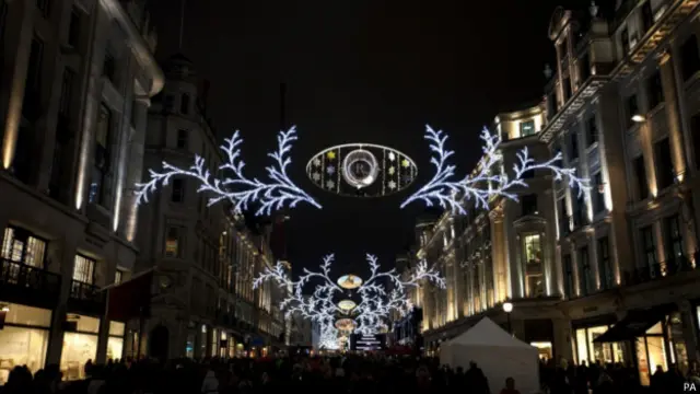 倫敦攝政街主要購物街道之一的聖誕燈飾已經點亮