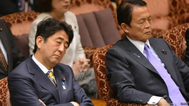 Thủ tướng Nhật Shinzo Abe và Bộ trưởng Tài chính Taro Aso trong một phiên họp Nghị viện