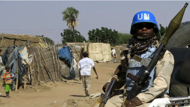 احد عناصر قوة حفظ السلام الافريقية في دارفور