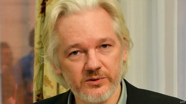 اسانج اس وقت لندن میں ایکواڈور کے سفارت خانے میں پناہ لیے ہوئے ہیں، اور وہ سویڈن میں جنسی زیادتی کے ایک مقدمے میں مطلوب ہیں