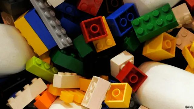 Los diseñadores se fijaron en piezas usadas de Lego, en sus marcas y defectos, para que las digitales se asemejaran a éstas.