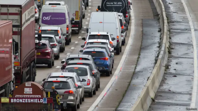 El olor a gasolina podría hacerle entender a quien lo huela que los humanos tenían automóviles. 