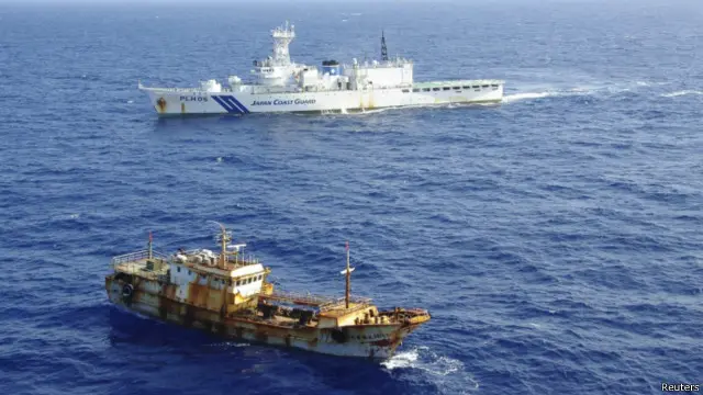 Kapal nelayan Cina tengah diawasi oleh kapal perang Jepang karena diduga melakukan pencurian ikan di wilayah Jepang.