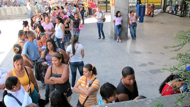 Fila para el Farmatodo de Petare