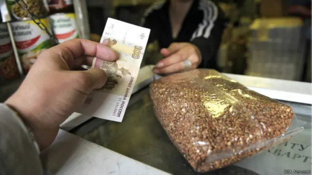 ڈالر کے مقابلے میں روبل کی قیمت میں 30 فیصد کی کمی آئی ہے