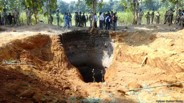 हाथी का बच्चा, गड्ढा, ओडिशा