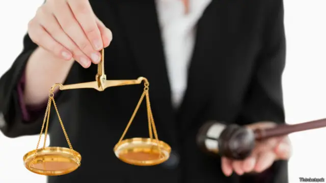 abogada que sostiene una balanza