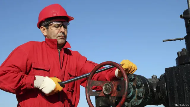 Obrero de una refineria petrolera