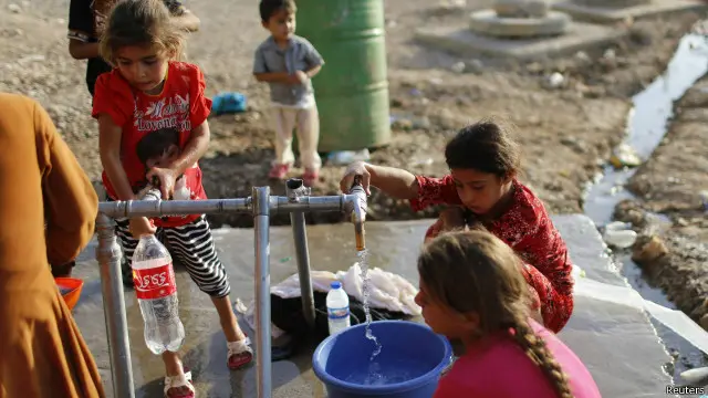 تمتد معاناة العراقيين من شح المياه إلى مخيمات النازحين الذين أجبروا على ترك منازلهم في الموصل.