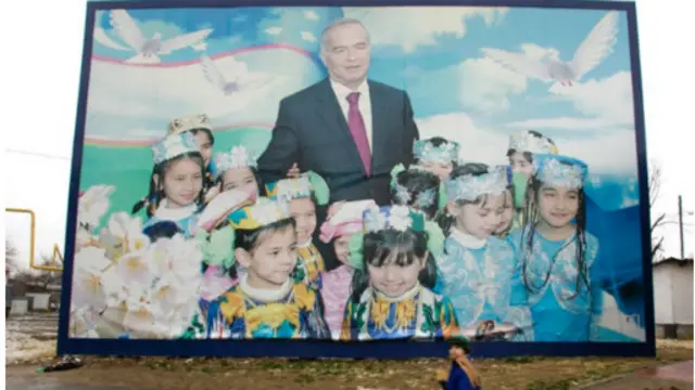 Мамлакатда эркин сайловлар йўқ, намойишлар ўтказиш ҳуқуқи берилмайди ва матбуот эркин эмас.