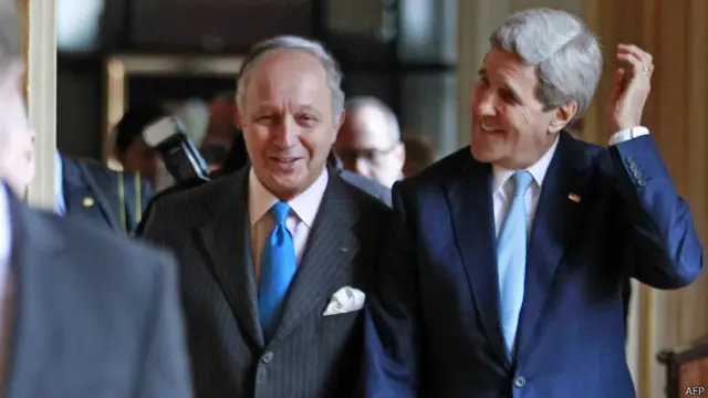 Kerry paró en París antes de seguir hacia Viena.