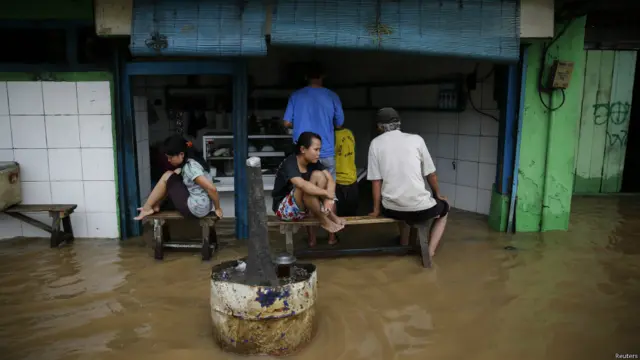 Warung kebanjiran di Jatinegara