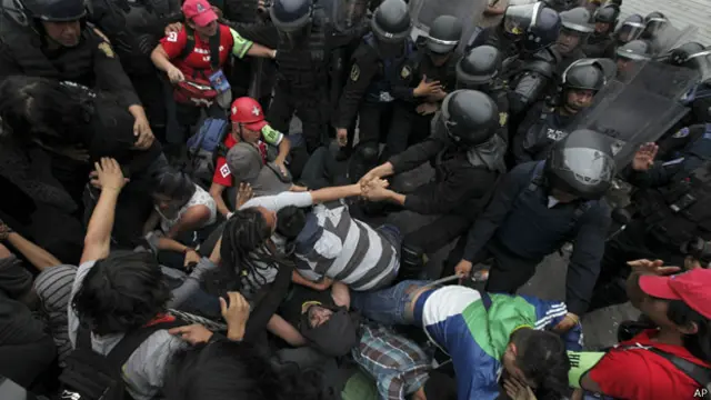Estudiantes de la Normal de Ayotzinapa protestan en Guadalajara, Jalisco. Foto: AFP/Getty