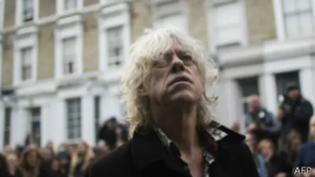 Geldof defendió la canción de las críticas insistiendo en que recaudará dinero para una buena causa.