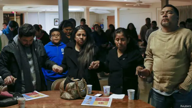 Мигранты слушают речь