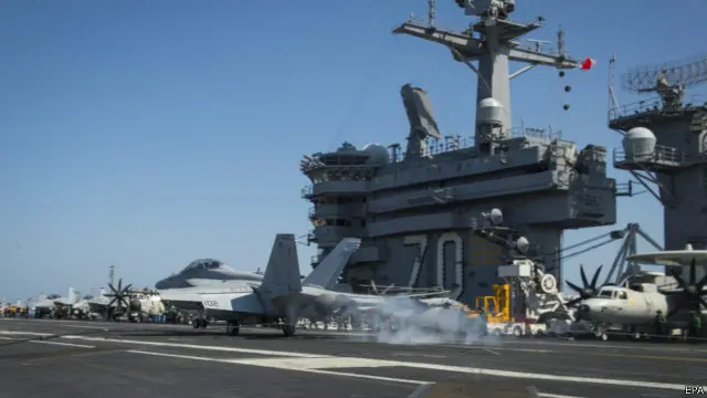 عکس آرشیوی از یک ناو هواپیمابر آمریکایی