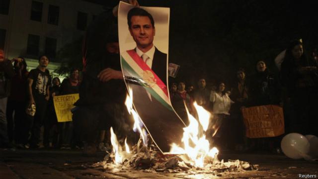 Manifestantes queman una imagen de Enrique Peña Nieto.