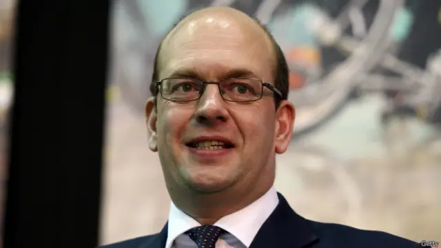 在补缺选举中，英国独立党候选人马克·雷克利斯赢得42%的选票