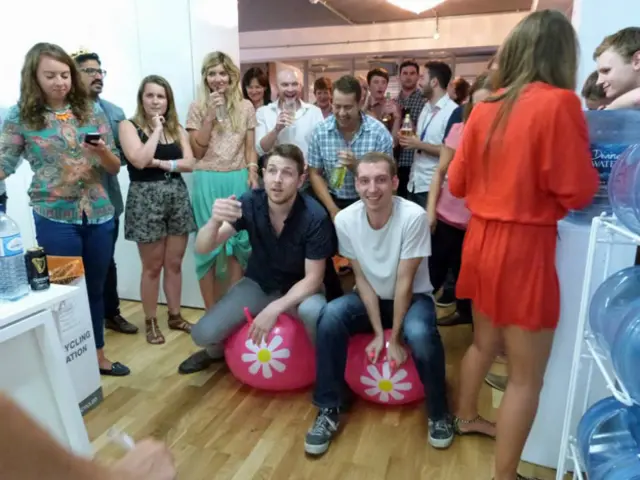 Un buen ambiente de trabajo ayuda a que los empleados estén a gusto en una empresa.