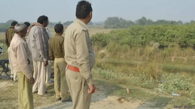 बाघ की तलाश करते वन विभाग और पुलिस के कर्मचारी