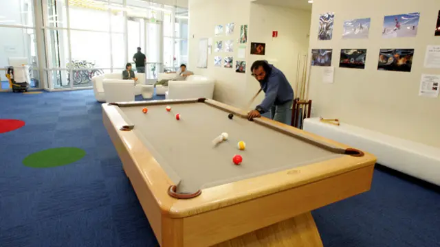 Meja biliar disediakan untuk karyawan Google yang merasa bosan.