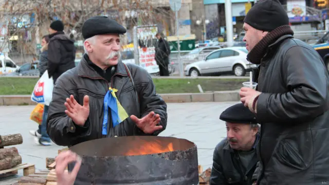 Деякі мітингарі залишалися на Майдані цілодобово. Тут з'явилися перші намети й бочки з вогнем.