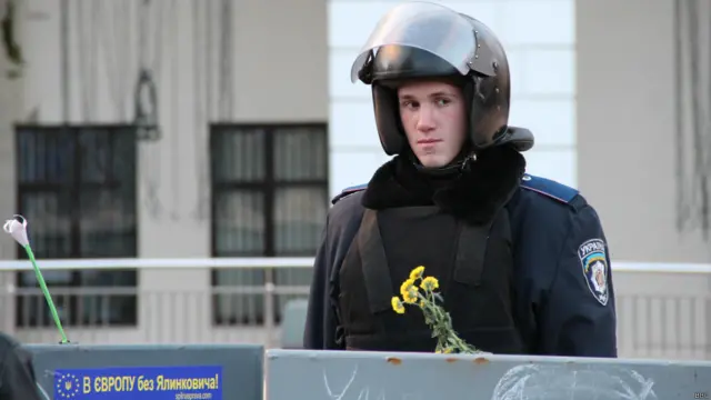 Територію довкола стели Незалежності оточила міліція.