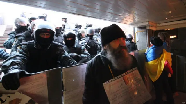 Силовики також перекрили деякі виходи з підземних переходів.