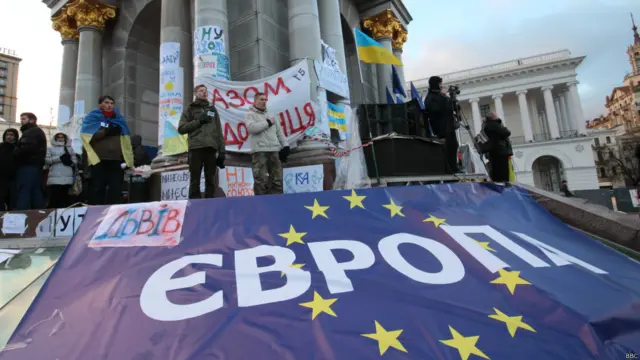 Гасла протестувальників стосувалися переважно європейської інтеграції. Про відставку президента й уряду ще не йшлося. У ті дні до протесту приклеїлася назва "Євромайдан".