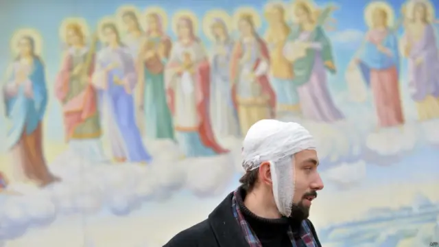 Постраждалі від побиття сховалися в Михайлівському соборі. Серед травм - розбиті голови, поламані кінцівки і поранені обличчя.