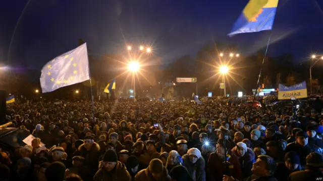 Увечері десятки тисяч киян, обурених побиттям студентів, вийшли на Михайлівську площу, перевівши антивладний протест на новий, загальнонаціональний рівень.