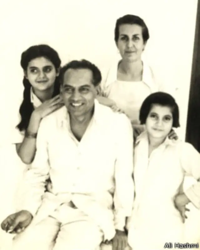 فیض اپنی اہلیہ اور بیٹیوں کے ساتھ